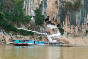Laos: templo de Pak Ou junto al río Mekong