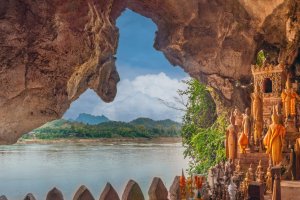 Laos: santuario budista en la cueva Tham Tring de Pak Ou