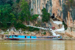 Laos: templo de Pak Ou junto al río Mekong