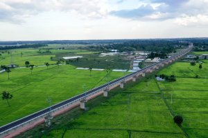Laos: vista aérea de un puente ferroviario del tren Laos-China