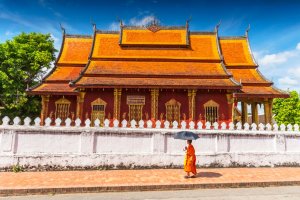 Laos: un monje budista frente al templo Wat Sen de Luang Prabang