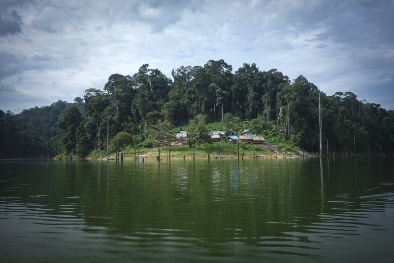 Malasia: paisaje selvático con una aldea Orang Asli