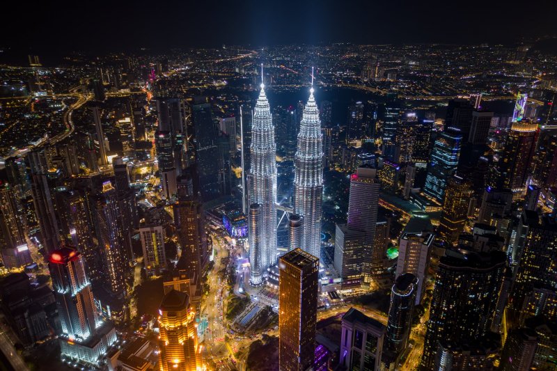 Malasia: vista aérea nocturna del skyline de Kuala Lumpur