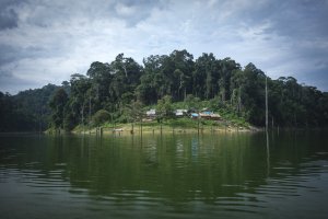 Malasia: paisaje selvático con una aldea Orang Asli