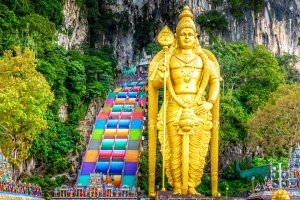 Malasia: la estatua dorada de Murugan en Kuala Lumpur