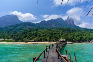Malasia: muelle tropical frente a la isla Tioman