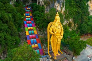 Malasia: vista aérea de la estatua de Murugan y las escaleras de Batu Caves