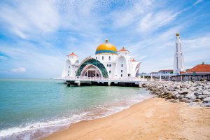 Malasia: vistas de la antigua mezquita flotante Masjid Selat Melaka