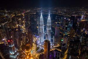 Malasia: vista aérea nocturna del skyline de Kuala Lumpur