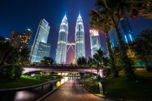 Malasia: las Torres Petronas iluminadas de noche en Kuala Lumpur