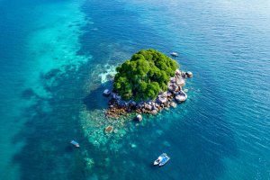 Malasia: costa paradisíaca de Pulau Tioman vista desde el aire