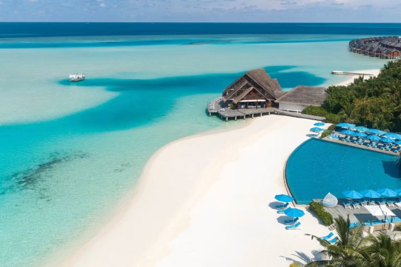 Maldivas: vista aérea de la piscina de Anantara Dhigu