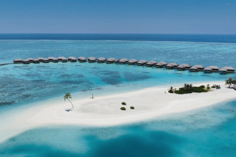 Maldivas: larga playa de arena blanca en Cocoon Maldives