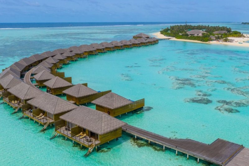 Maldivas: panorámica aérea de las villas sobre el agua en Cocoon Maldives