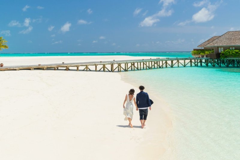 Maldivas: paseo por la playa en Meeru Maldives