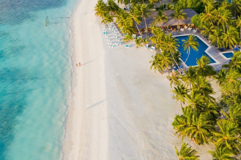 Maldivas: piscina junto a la playa en Meeru Maldives