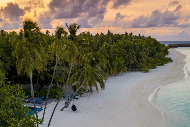 Maldivas: atardecer dorado en las playas de Meeru Maldives