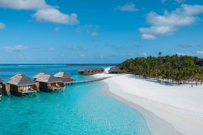 Maldivas: playa y villa sobre el agua en Meeru Maldives