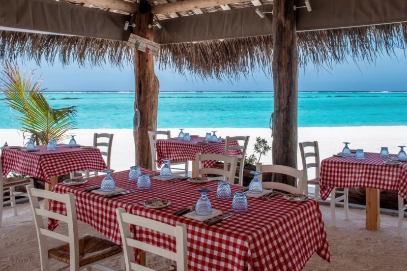 Maldivas: restaurantes sobre la arena blanca de You & Me by Cocoon