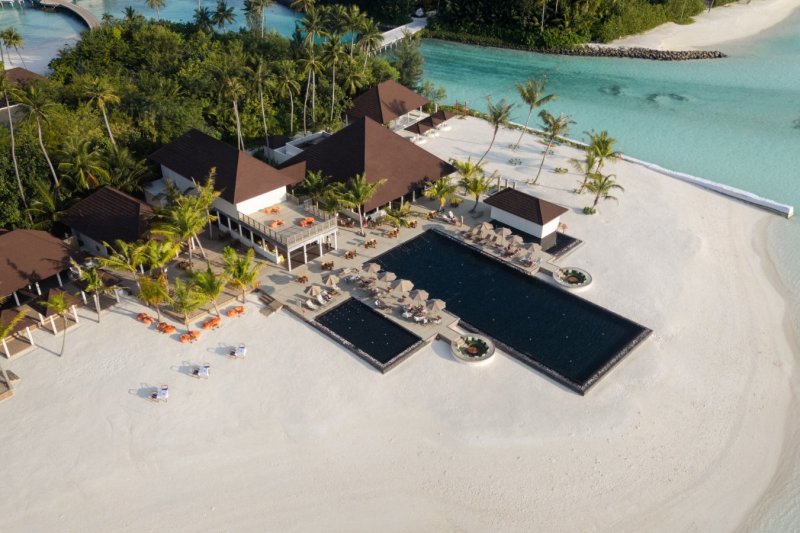 Maldivas: piscina frente a la playa y bar principal de Sun Siyam Olhuveli