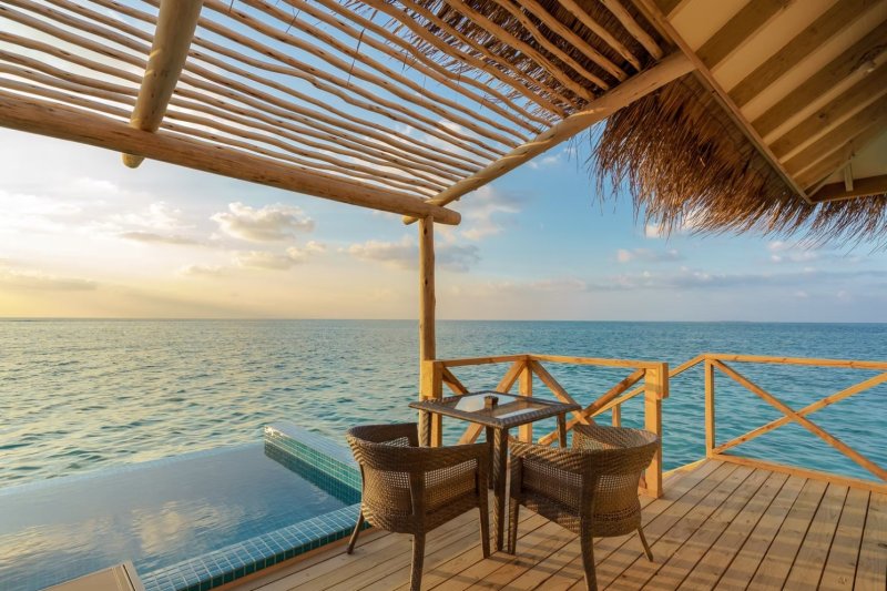 Maldivas: terraza y puesta de sol desde una villa sobre el agua de You & Me by Cocoon