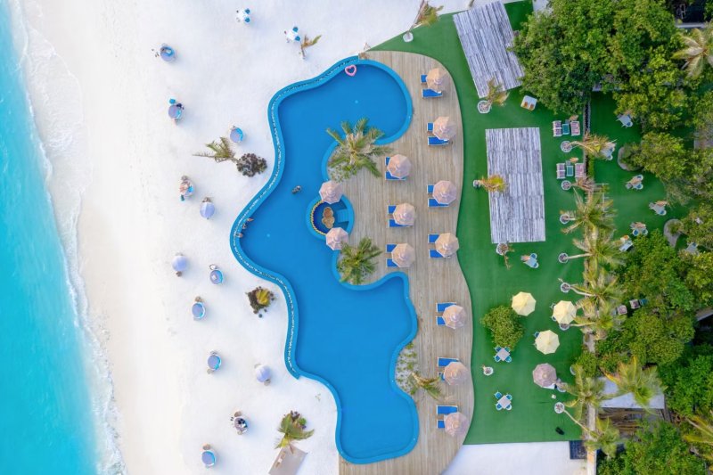 Maldivas: vista aérea de la piscina y la playa de You & Me by Cocoon