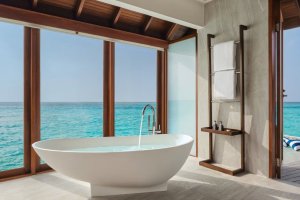 Maldivas: baño de lujo con bañera y vistas al mar al atardecer