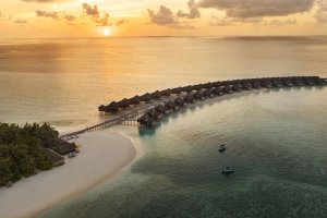 Maldivas: villas sobre el agua al atardecer en Anantara Dhigu