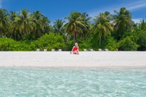 Maldivas: descanso sobre la arena blanca de la playa de Cocoon Maldives