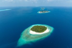 Maldivas: islote con vegetación tropical