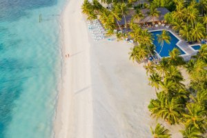 Maldivas: piscina junto a la playa en Meeru Maldives