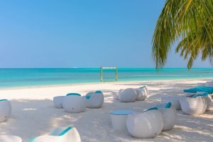 Maldivas: área de descanso y bar frente al mar en Meeru Maldives