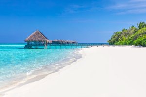 Maldivas: arena blanca, mar turquesa y verde de la vegetación tropical