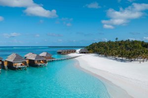 Maldivas: playa y villa sobre el agua en Meeru Maldives