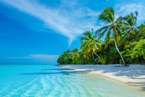 Maldivas: olas tranquilas y playa tropical de arena blanca