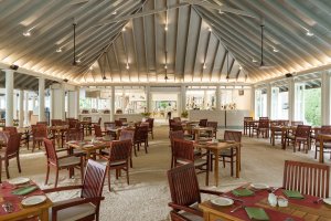 Maldivas: restaurante principal con los pies en la arena en Sun Siyam Olhuveli