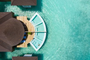 Maldivas: suite sobre el agua de Sun Siyam Olhuveli vista desde el aire
