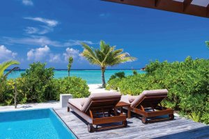 Maldivas: playa, aguas turquesas y piscina en Varu by Atmosphere