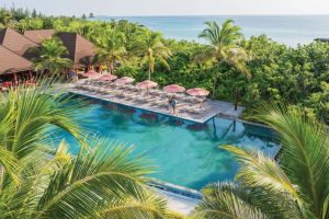 Maldivas: piscina central del resort Varu