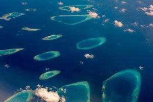 Maldivas: vista aérea panorámica de islas y lagunas turquesas