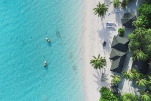 Maldivas: panorámica aérea de playas y aguas turquesas