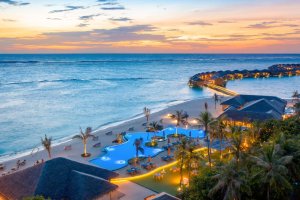 Maldivas: puesta de sol en la playa de You & Me by Cocoon