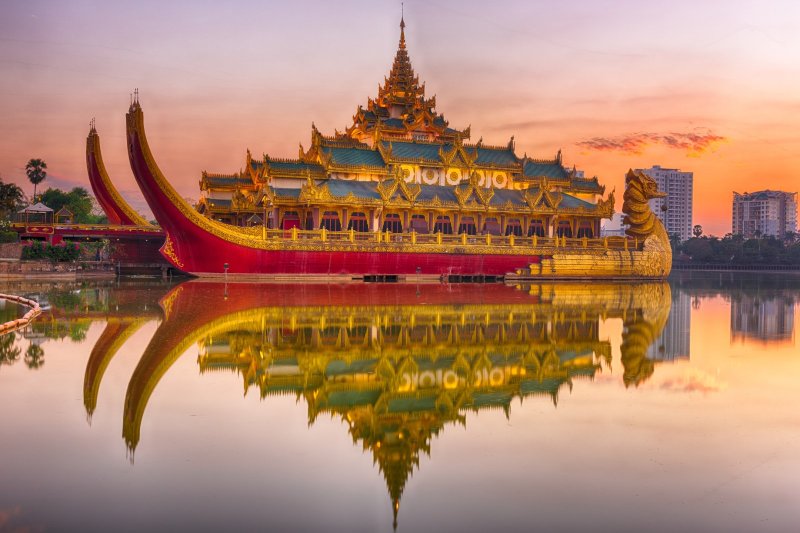 Myanmar: Karaweik Palace sobre el lago Kandawgyi en Yangón