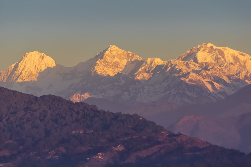 Nepal: amanecer sobre las montañas del Himalaya