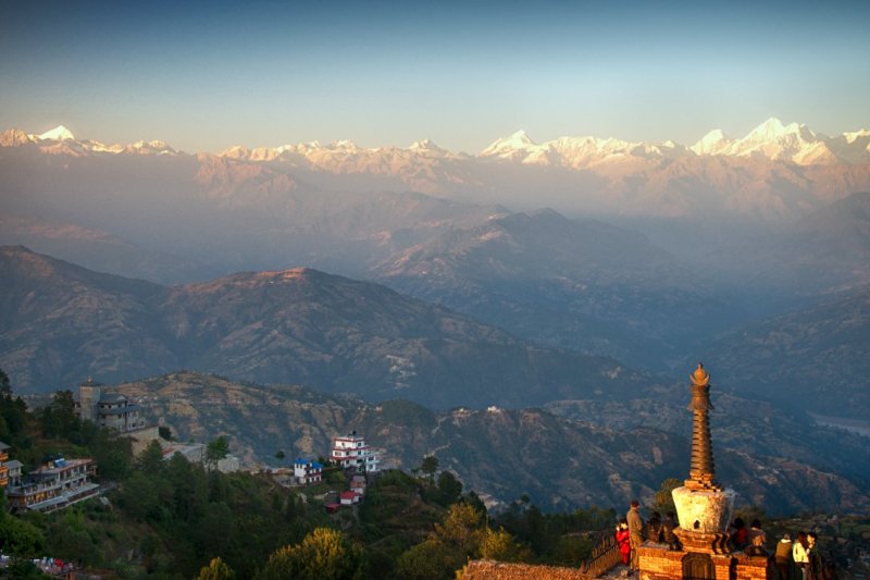 Nepal: el Himalaya iluminado por el amanecer desde Nagarkot