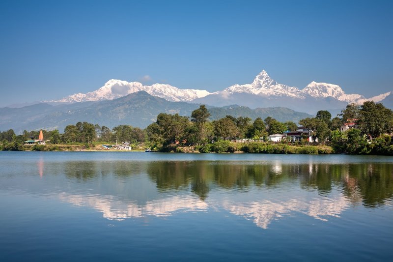Nepal: cordillera del Annapurna reflejada en el lago Phewa, Pokhara