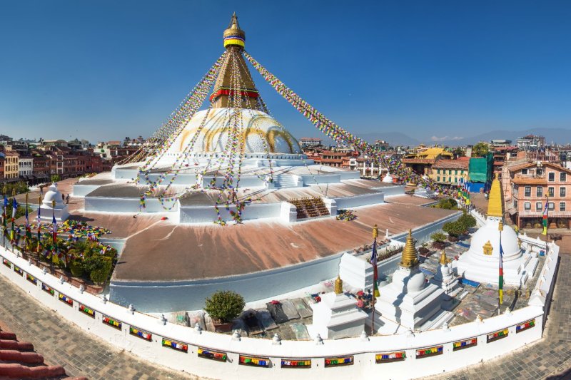 Nepal: la estupa de Boudhanath con banderas de oración en Katmandú