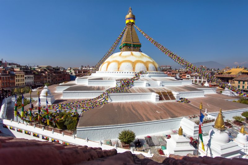Nepal: estupa de Boudhanath con banderas de oración en Katmandú