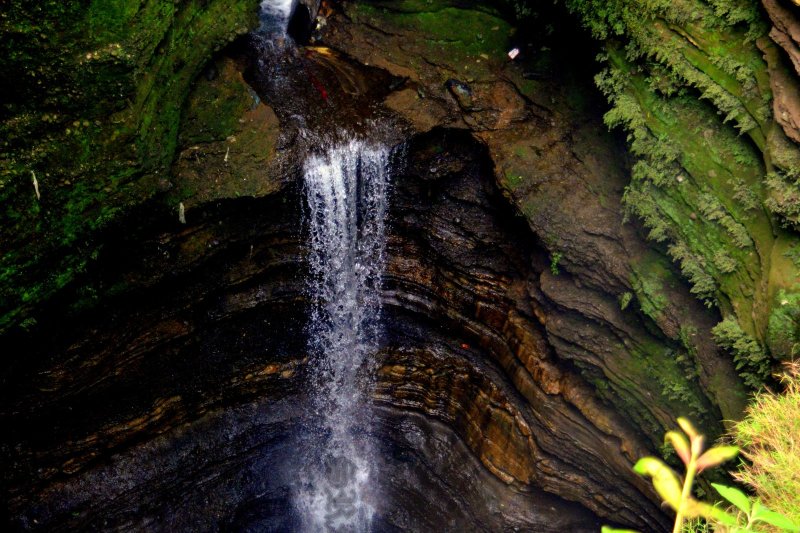 Nepal: cascada Devi's Fall en Pokhara