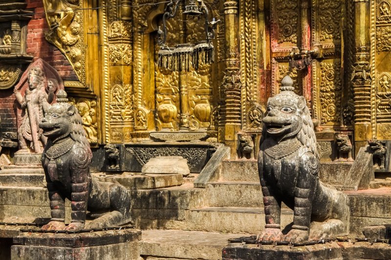 Nepal: entrada norte del templo de Changu Narayan con estatuas de leones